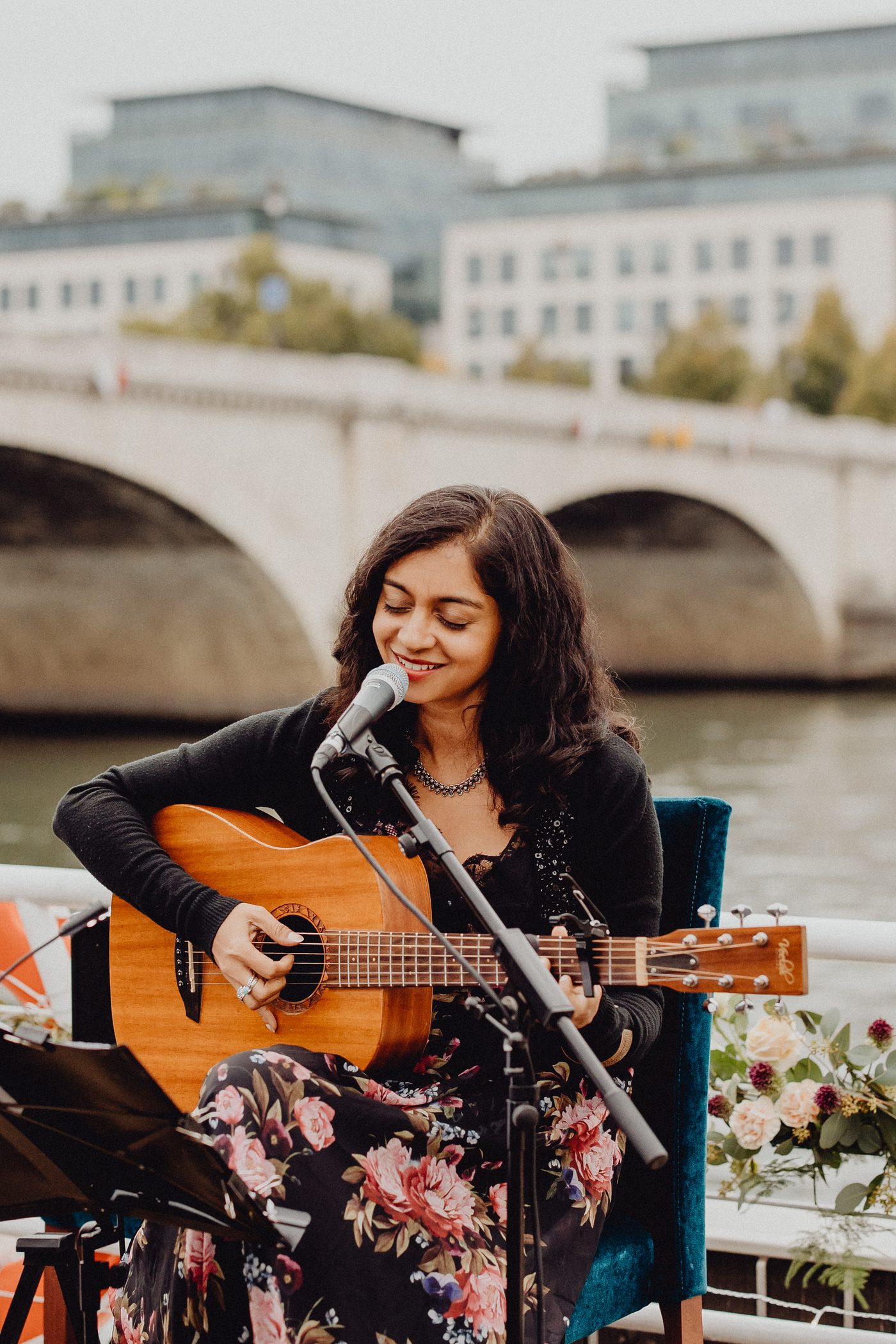 Sumana singing by the Seine
