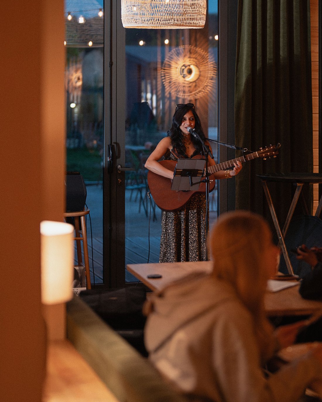 Sumana singing while guests dine, Le Bout du Parc